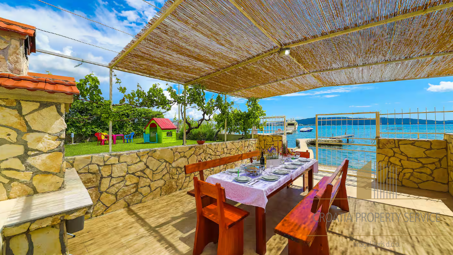 Prodaja! Luksuzna vila prvi red do mora u okolici Splita!