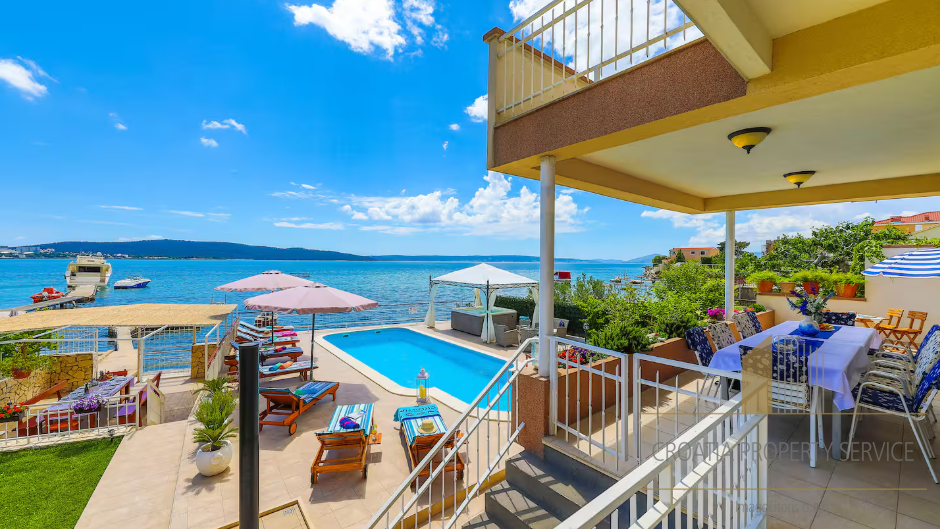 Prodaja! Luksuzna vila prvi red do mora u okolici Splita!