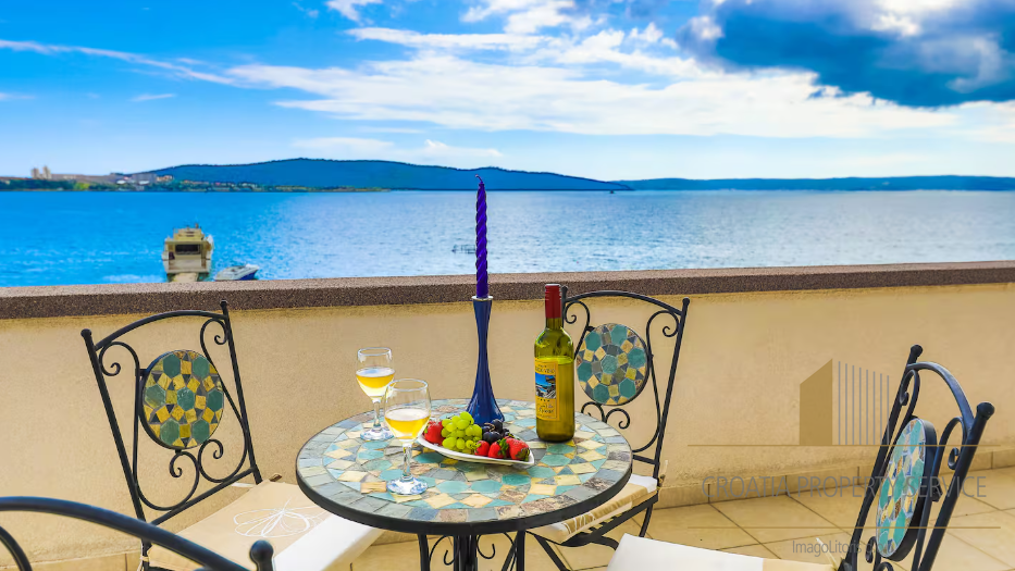 Prodaja! Luksuzna vila prvi red do mora u okolici Splita!