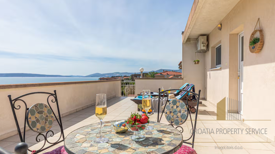 Prodaja! Luksuzna vila prvi red do mora u okolici Splita!