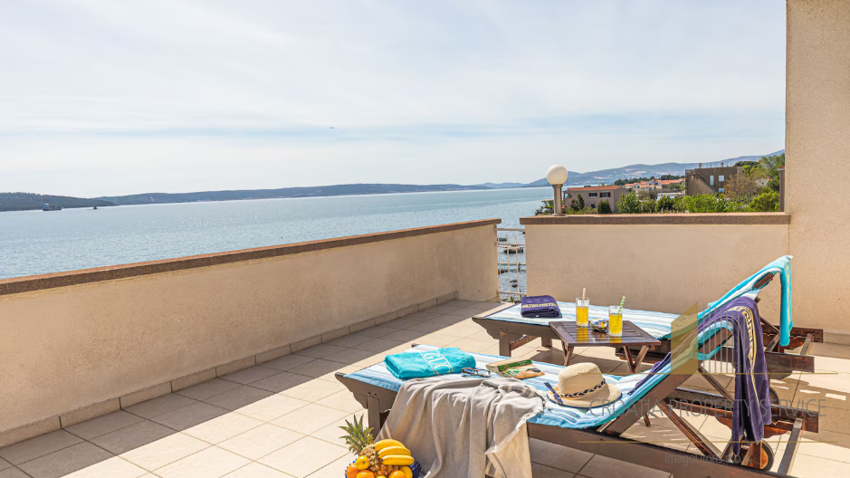 Prodaja! Luksuzna vila prvi red do mora u okolici Splita!