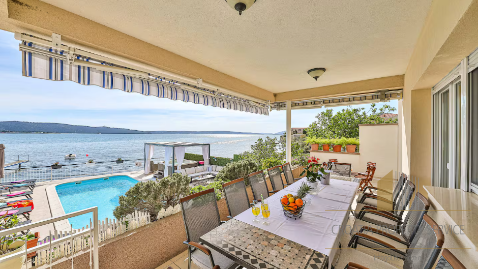 Prodaja! Luksuzna vila prvi red do mora u okolici Splita!