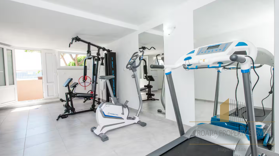 Prodaja! Luksuzna vila prvi red do mora u okolici Splita!