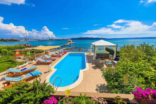 Prodaja! Luksuzna vila prvi red do mora u okolici Splita!