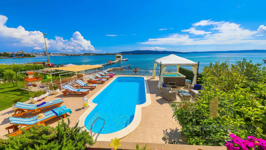 Prodaja! Luksuzna vila prvi red do mora u okolici Splita!