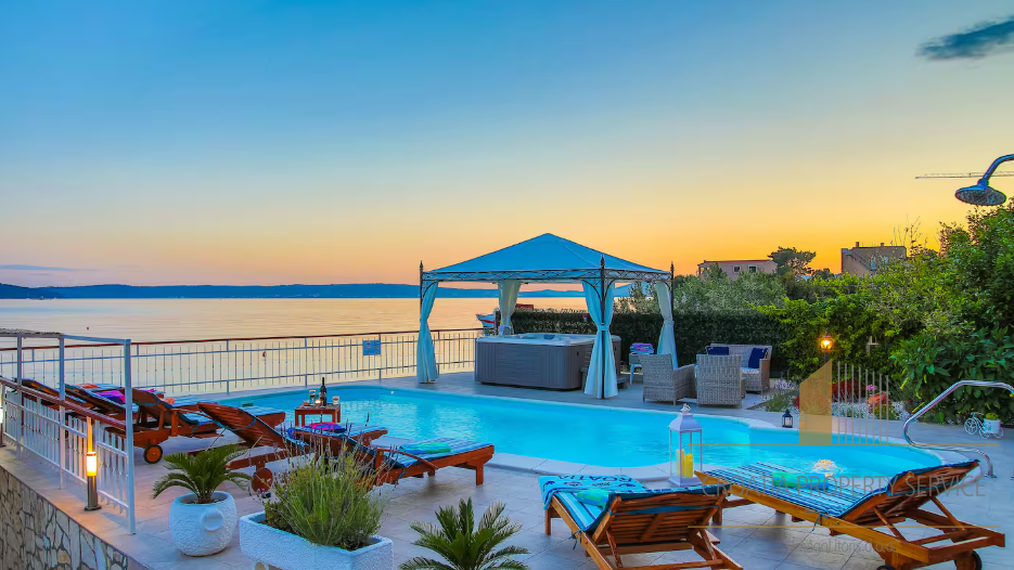 Prodaja! Luksuzna vila prvi red do mora u okolici Splita!