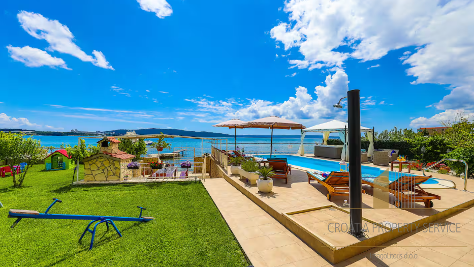 Prodaja! Luksuzna vila prvi red do mora u okolici Splita!