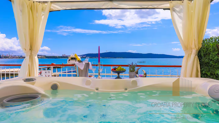 Prodaja! Luksuzna vila prvi red do mora u okolici Splita!