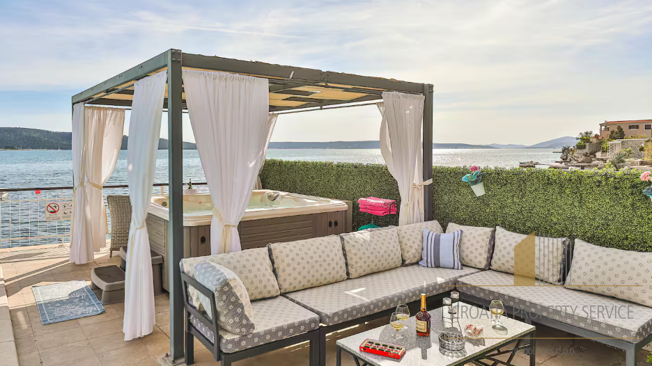 Prodaja! Luksuzna vila prvi red do mora u okolici Splita!