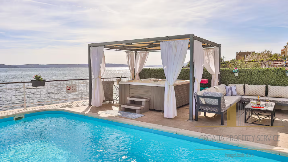 Prodaja! Luksuzna vila prvi red do mora u okolici Splita!