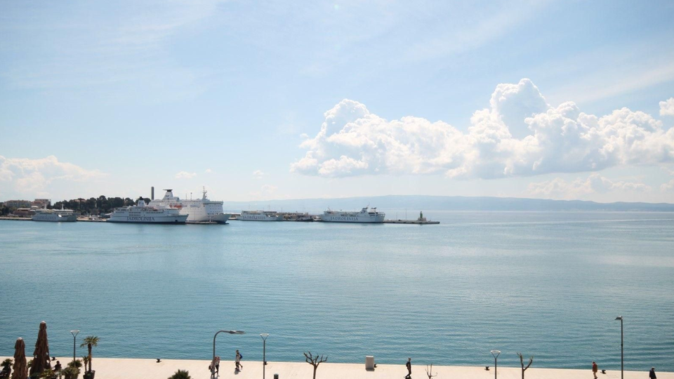 Exclusive three-bedroom apartment with panoramic sea and city views &ndash; Zapadna obala&comma; Split&excl;