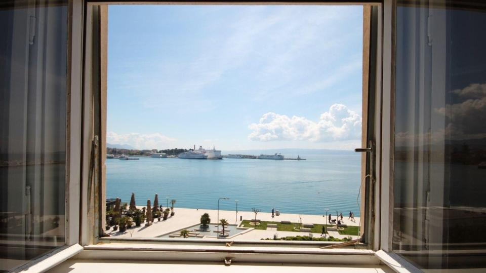 Exclusive three-bedroom apartment with panoramic sea and city views &ndash; Zapadna obala&comma; Split&excl;