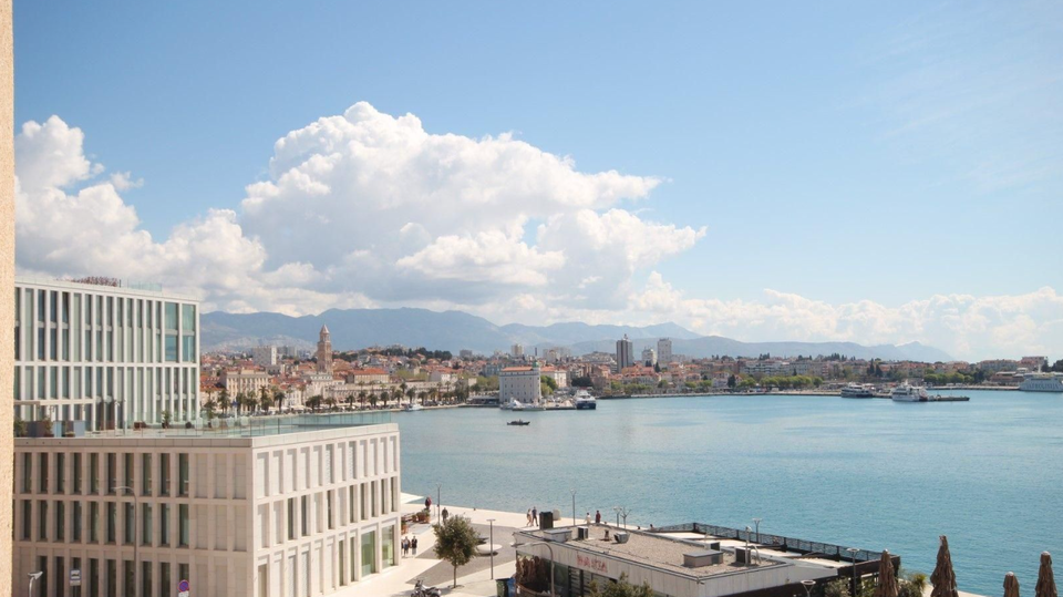 Exclusive three-bedroom apartment with panoramic sea and city views &ndash; Zapadna obala&comma; Split&excl;