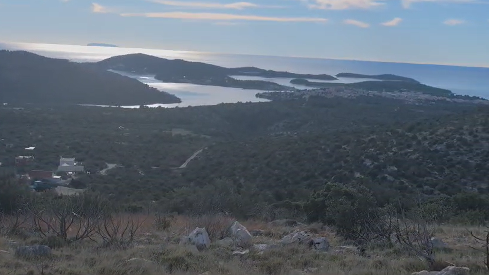 Atraktivno poljoprivredno  zemlji&scaron;te s otvorenim pogledom na more  - Rogoznica&excl;