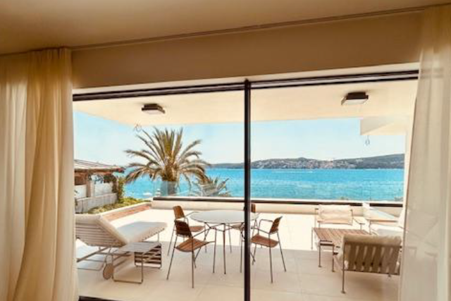 Luksuzni stan s vrtom i bazenom prvi red uz plažu – Seget Donji!