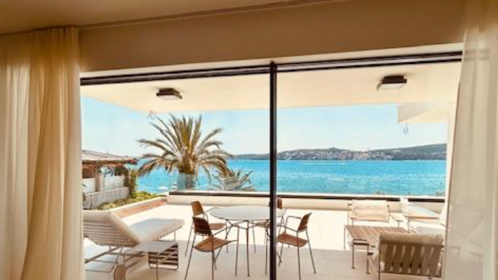 Luksuzni stan s vrtom i bazenom prvi red uz pla&zcaron;u &ndash; Seget Donji&excl;