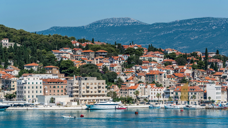 Charmantes einstöckiges Haus an erstklassiger Lage – 180 m vom Meer in Split!