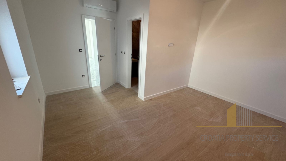 Apartment 90 m², second row to the sea with a rooftop terrace and a beautiful view – Podstrana!