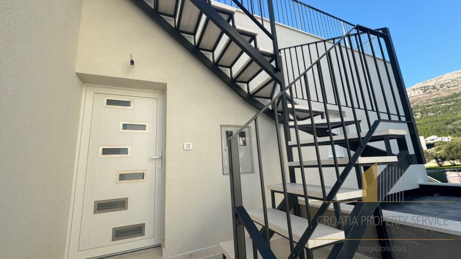 Apartment 90 m², second row to the sea with a rooftop terrace and a beautiful view – Podstrana!