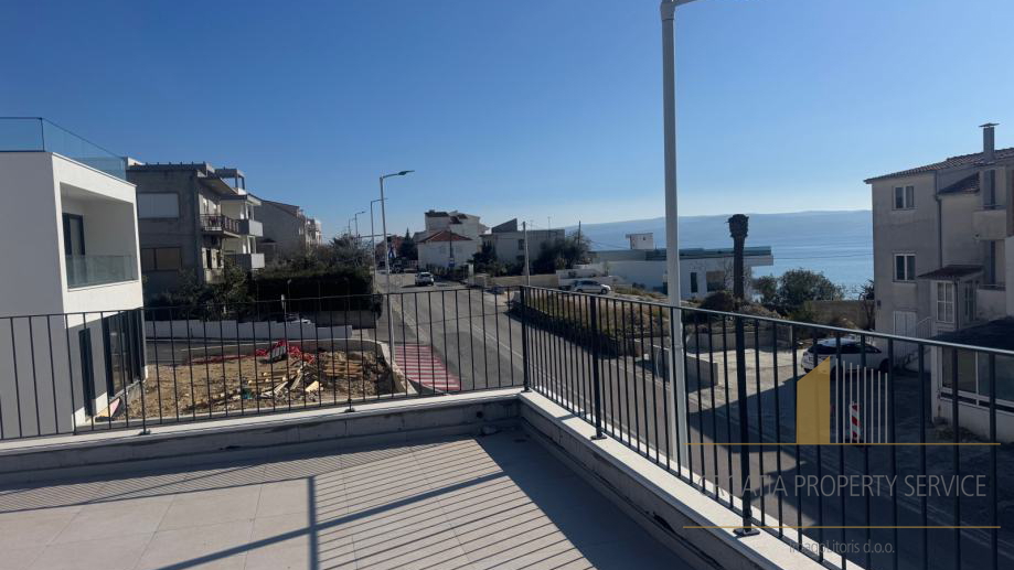 Apartment 90 m², second row to the sea with a rooftop terrace and a beautiful view – Podstrana!