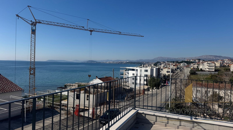 Apartment 90 m², second row to the sea with a rooftop terrace and a beautiful view – Podstrana!