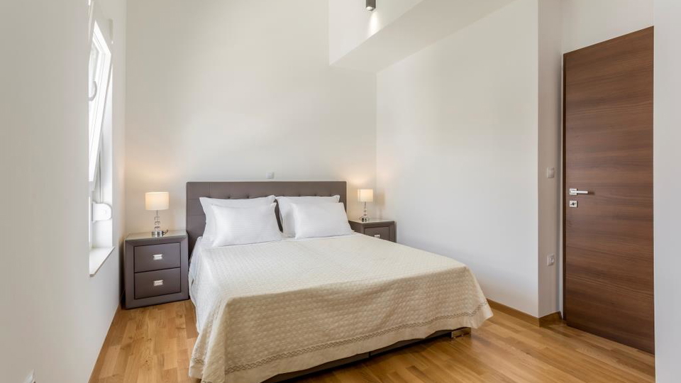 &Rcy;&ocy;&scy;&kcy;&ocy;&shcy;&ncy;&acy;&yacy; &dcy;&vcy;&ucy;&khcy;&ecy;&tcy;&acy;&zhcy;&ncy;&acy;&yacy; &kcy;&vcy;&acy;&rcy;&tcy;&icy;&rcy;&acy;&comma; 150 &mcy; &ocy;&tcy; &pcy;&lcy;&yacy;&zhcy;&acy;&comma; 2 &pcy;&acy;&rcy;&kcy;&ocy;&vcy;&ocy;&chcy;&ncy;&ycy;&khcy; &mcy;&iecy;&scy;&tcy;&acy; &ndash; &Pcy;&ocy;&dcy;&scy;&tcy;&rcy;&acy;&ncy;&acy;&comma; &Scy;&pcy;&lcy;&icy;&tcy;&excl;