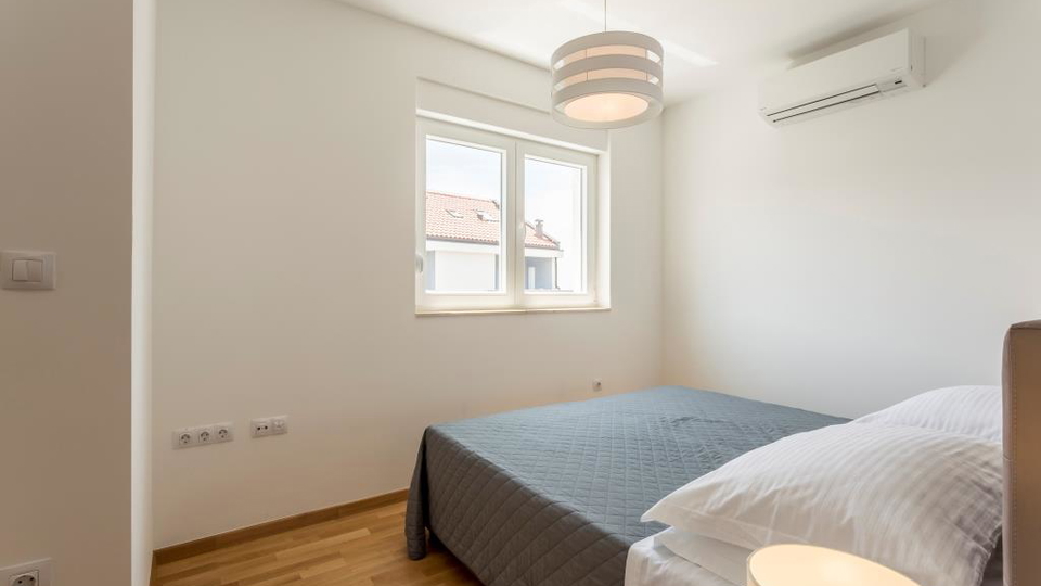 &Rcy;&ocy;&scy;&kcy;&ocy;&shcy;&ncy;&acy;&yacy; &dcy;&vcy;&ucy;&khcy;&ecy;&tcy;&acy;&zhcy;&ncy;&acy;&yacy; &kcy;&vcy;&acy;&rcy;&tcy;&icy;&rcy;&acy;&comma; 150 &mcy; &ocy;&tcy; &pcy;&lcy;&yacy;&zhcy;&acy;&comma; 2 &pcy;&acy;&rcy;&kcy;&ocy;&vcy;&ocy;&chcy;&ncy;&ycy;&khcy; &mcy;&iecy;&scy;&tcy;&acy; &ndash; &Pcy;&ocy;&dcy;&scy;&tcy;&rcy;&acy;&ncy;&acy;&comma; &Scy;&pcy;&lcy;&icy;&tcy;&excl;