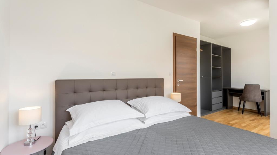 &Rcy;&ocy;&scy;&kcy;&ocy;&shcy;&ncy;&acy;&yacy; &dcy;&vcy;&ucy;&khcy;&ecy;&tcy;&acy;&zhcy;&ncy;&acy;&yacy; &kcy;&vcy;&acy;&rcy;&tcy;&icy;&rcy;&acy;&comma; 150 &mcy; &ocy;&tcy; &pcy;&lcy;&yacy;&zhcy;&acy;&comma; 2 &pcy;&acy;&rcy;&kcy;&ocy;&vcy;&ocy;&chcy;&ncy;&ycy;&khcy; &mcy;&iecy;&scy;&tcy;&acy; &ndash; &Pcy;&ocy;&dcy;&scy;&tcy;&rcy;&acy;&ncy;&acy;&comma; &Scy;&pcy;&lcy;&icy;&tcy;&excl;