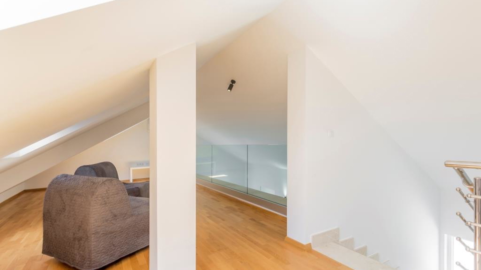 &Rcy;&ocy;&scy;&kcy;&ocy;&shcy;&ncy;&acy;&yacy; &dcy;&vcy;&ucy;&khcy;&ecy;&tcy;&acy;&zhcy;&ncy;&acy;&yacy; &kcy;&vcy;&acy;&rcy;&tcy;&icy;&rcy;&acy;&comma; 150 &mcy; &ocy;&tcy; &pcy;&lcy;&yacy;&zhcy;&acy;&comma; 2 &pcy;&acy;&rcy;&kcy;&ocy;&vcy;&ocy;&chcy;&ncy;&ycy;&khcy; &mcy;&iecy;&scy;&tcy;&acy; &ndash; &Pcy;&ocy;&dcy;&scy;&tcy;&rcy;&acy;&ncy;&acy;&comma; &Scy;&pcy;&lcy;&icy;&tcy;&excl;