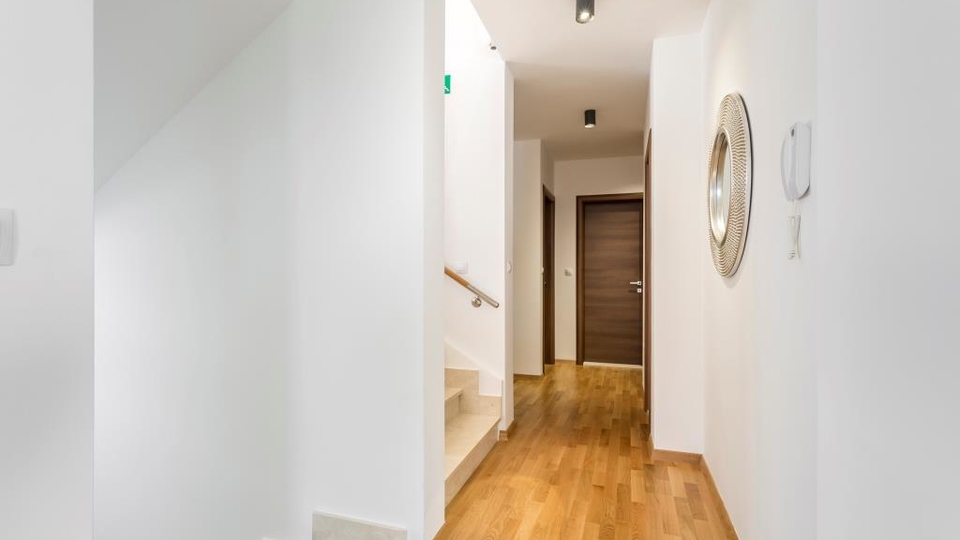 &Rcy;&ocy;&scy;&kcy;&ocy;&shcy;&ncy;&acy;&yacy; &dcy;&vcy;&ucy;&khcy;&ecy;&tcy;&acy;&zhcy;&ncy;&acy;&yacy; &kcy;&vcy;&acy;&rcy;&tcy;&icy;&rcy;&acy;&comma; 150 &mcy; &ocy;&tcy; &pcy;&lcy;&yacy;&zhcy;&acy;&comma; 2 &pcy;&acy;&rcy;&kcy;&ocy;&vcy;&ocy;&chcy;&ncy;&ycy;&khcy; &mcy;&iecy;&scy;&tcy;&acy; &ndash; &Pcy;&ocy;&dcy;&scy;&tcy;&rcy;&acy;&ncy;&acy;&comma; &Scy;&pcy;&lcy;&icy;&tcy;&excl;