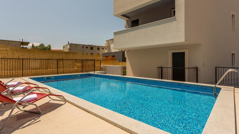 Eleganten dvonadstropni trisobni stan&comma; 150 m od pla&zcaron;e&comma; 2 parkirni mesti &ndash; Podstrana&comma; Split&excl;