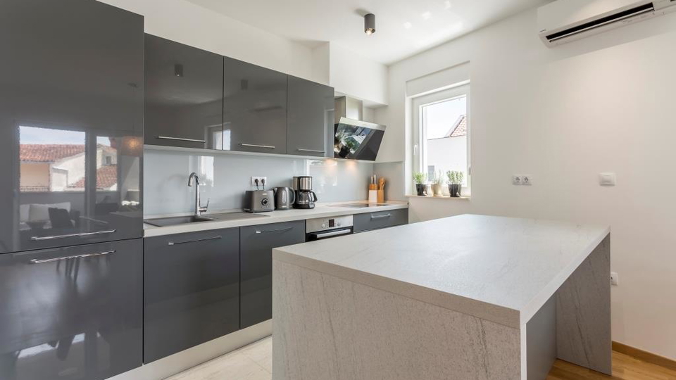 &Rcy;&ocy;&scy;&kcy;&ocy;&shcy;&ncy;&acy;&yacy; &dcy;&vcy;&ucy;&khcy;&ecy;&tcy;&acy;&zhcy;&ncy;&acy;&yacy; &kcy;&vcy;&acy;&rcy;&tcy;&icy;&rcy;&acy;&comma; 150 &mcy; &ocy;&tcy; &pcy;&lcy;&yacy;&zhcy;&acy;&comma; 2 &pcy;&acy;&rcy;&kcy;&ocy;&vcy;&ocy;&chcy;&ncy;&ycy;&khcy; &mcy;&iecy;&scy;&tcy;&acy; &ndash; &Pcy;&ocy;&dcy;&scy;&tcy;&rcy;&acy;&ncy;&acy;&comma; &Scy;&pcy;&lcy;&icy;&tcy;&excl;