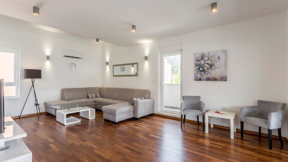 Eleganten dvonadstropni trisobni stan&comma; 150 m od pla&zcaron;e&comma; 2 parkirni mesti &ndash; Podstrana&comma; Split&excl;