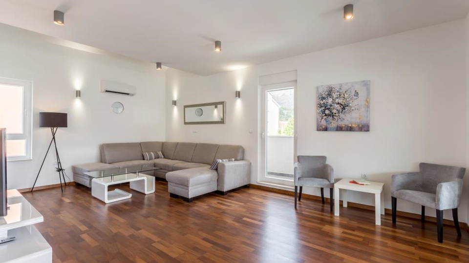 Eleganten dvonadstropni trisobni stan&comma; 150 m od pla&zcaron;e&comma; 2 parkirni mesti &ndash; Podstrana&comma; Split&excl;