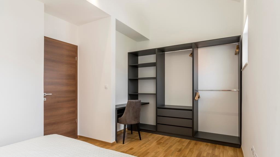 &Rcy;&ocy;&scy;&kcy;&ocy;&shcy;&ncy;&acy;&yacy; &dcy;&vcy;&ucy;&khcy;&ecy;&tcy;&acy;&zhcy;&ncy;&acy;&yacy; &kcy;&vcy;&acy;&rcy;&tcy;&icy;&rcy;&acy;&comma; 150 &mcy; &ocy;&tcy; &pcy;&lcy;&yacy;&zhcy;&acy;&comma; 2 &pcy;&acy;&rcy;&kcy;&ocy;&vcy;&ocy;&chcy;&ncy;&ycy;&khcy; &mcy;&iecy;&scy;&tcy;&acy; &ndash; &Pcy;&ocy;&dcy;&scy;&tcy;&rcy;&acy;&ncy;&acy;&comma; &Scy;&pcy;&lcy;&icy;&tcy;&excl;