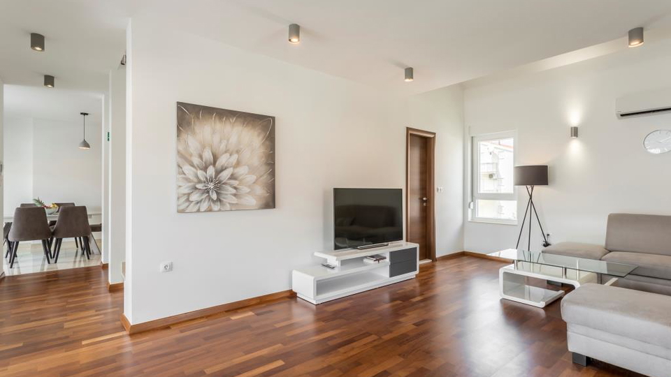 Eleganten dvonadstropni trisobni stan&comma; 150 m od pla&zcaron;e&comma; 2 parkirni mesti &ndash; Podstrana&comma; Split&excl;