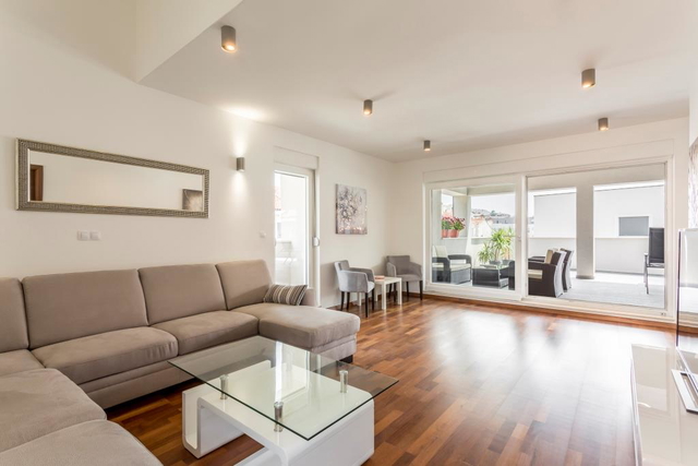 Eleganten dvonadstropni trisobni stan, 150 m od plaže, 2 parkirni mesti – Podstrana, Split!