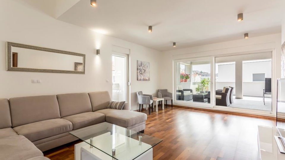 Eleganten dvonadstropni trisobni stan&comma; 150 m od pla&zcaron;e&comma; 2 parkirni mesti &ndash; Podstrana&comma; Split&excl;