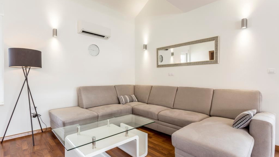 Eleganten dvonadstropni trisobni stan&comma; 150 m od pla&zcaron;e&comma; 2 parkirni mesti &ndash; Podstrana&comma; Split&excl;