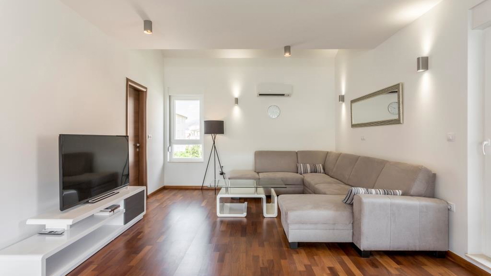 Eleganten dvonadstropni trisobni stan&comma; 150 m od pla&zcaron;e&comma; 2 parkirni mesti &ndash; Podstrana&comma; Split&excl;