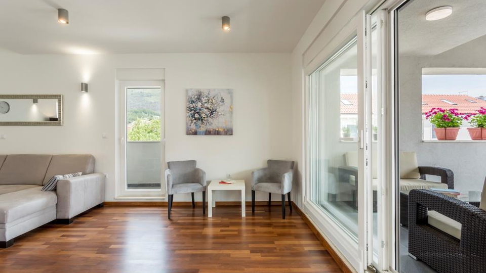 Eleganten dvonadstropni trisobni stan&comma; 150 m od pla&zcaron;e&comma; 2 parkirni mesti &ndash; Podstrana&comma; Split&excl;