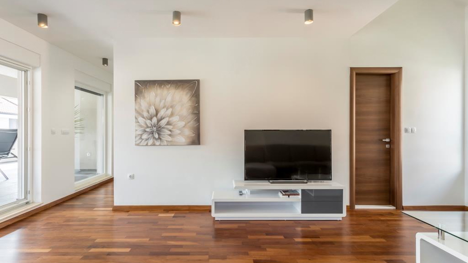 Eleganten dvonadstropni trisobni stan&comma; 150 m od pla&zcaron;e&comma; 2 parkirni mesti &ndash; Podstrana&comma; Split&excl;