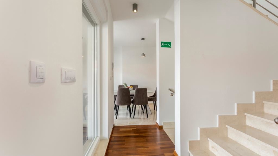 Eleganten dvonadstropni trisobni stan&comma; 150 m od pla&zcaron;e&comma; 2 parkirni mesti &ndash; Podstrana&comma; Split&excl;