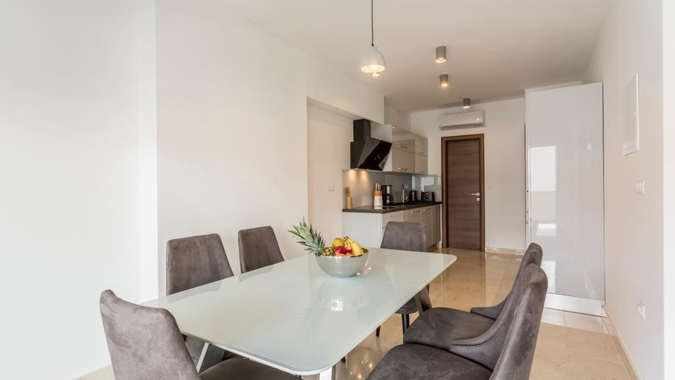 Eleganten dvonadstropni trisobni stan&comma; 150 m od pla&zcaron;e&comma; 2 parkirni mesti &ndash; Podstrana&comma; Split&excl;