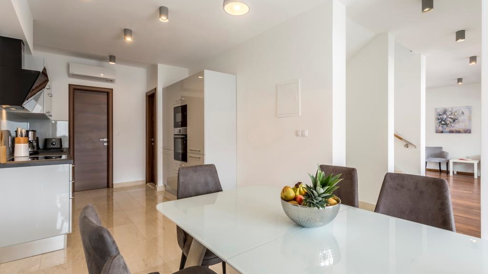 Eleganten dvonadstropni trisobni stan&comma; 150 m od pla&zcaron;e&comma; 2 parkirni mesti &ndash; Podstrana&comma; Split&excl;