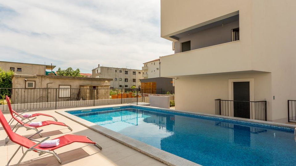 Eleganten dvonadstropni trisobni stan&comma; 150 m od pla&zcaron;e&comma; 2 parkirni mesti &ndash; Podstrana&comma; Split&excl;