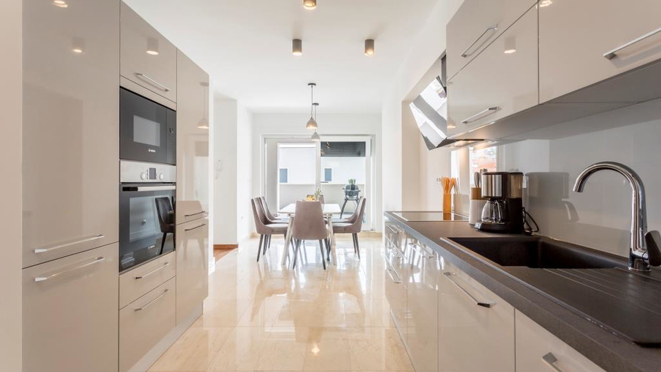 Eleganten dvonadstropni trisobni stan&comma; 150 m od pla&zcaron;e&comma; 2 parkirni mesti &ndash; Podstrana&comma; Split&excl;