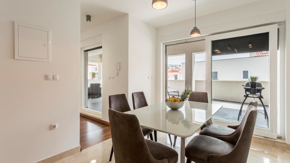 Eleganten dvonadstropni trisobni stan&comma; 150 m od pla&zcaron;e&comma; 2 parkirni mesti &ndash; Podstrana&comma; Split&excl;