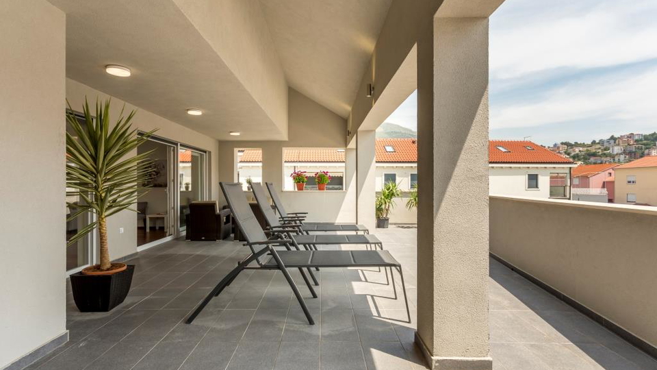 Eleganten dvonadstropni trisobni stan&comma; 150 m od pla&zcaron;e&comma; 2 parkirni mesti &ndash; Podstrana&comma; Split&excl;