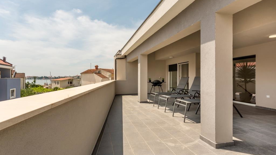 Eleganten dvonadstropni trisobni stan&comma; 150 m od pla&zcaron;e&comma; 2 parkirni mesti &ndash; Podstrana&comma; Split&excl;